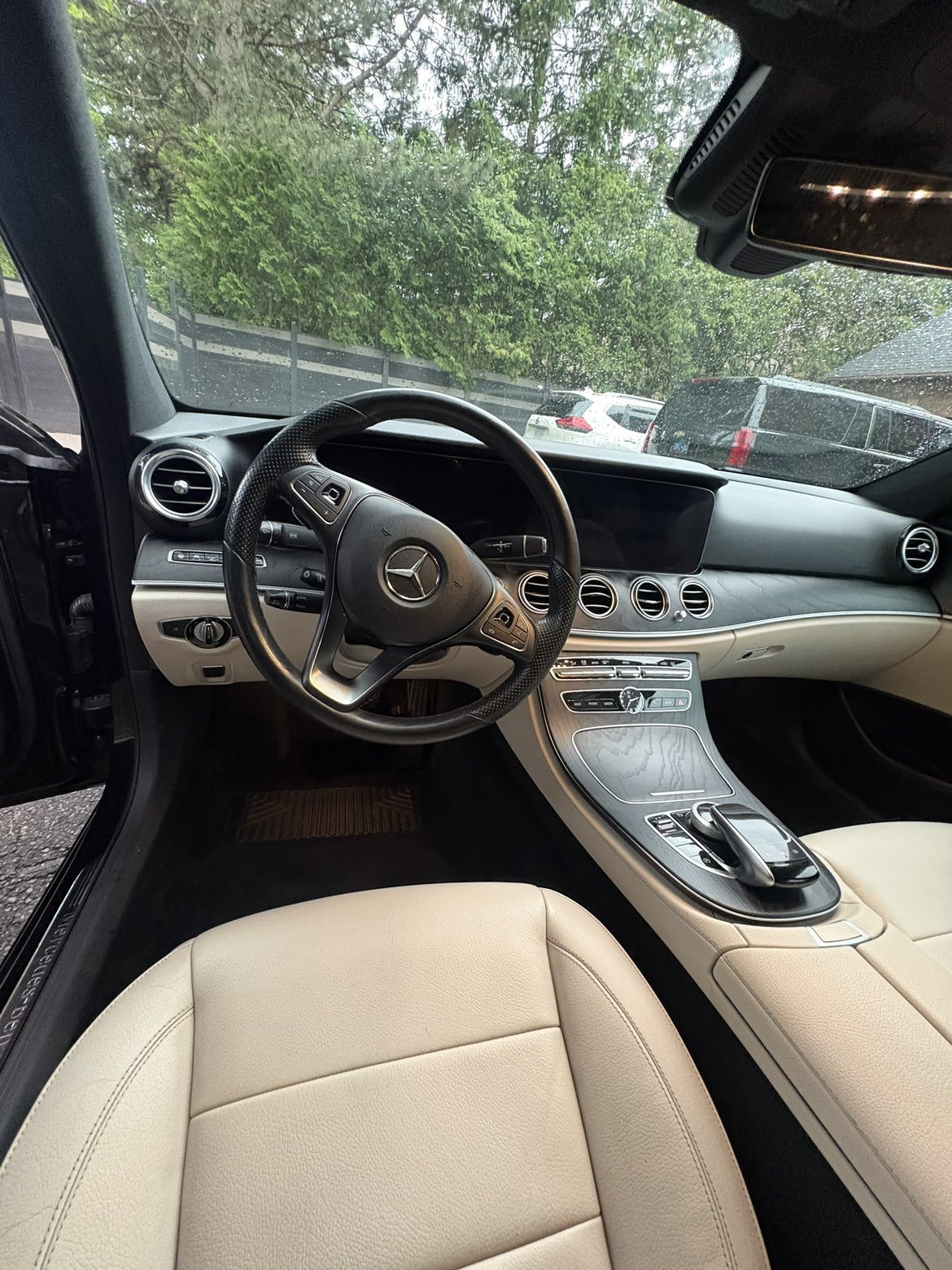 Mercedes-Benz E-Class cream interior, detailed steering wheel and seats